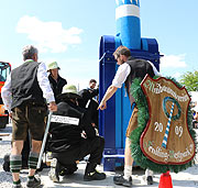 Neuer Maibaum erstmals auf dem Luise-Kiesselbach-Platz Maibaumverein Sendling Westpark stellte ihn am 1. Mai 2018 um 12.30 Uhr auf